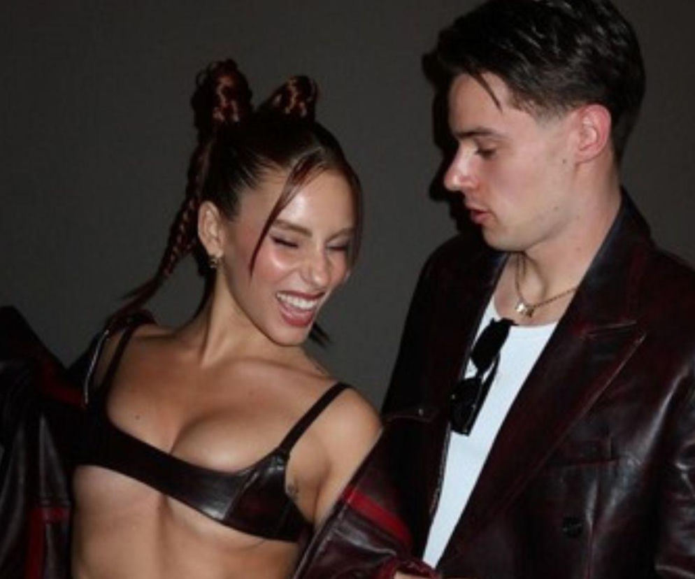 Nicola Zalewski i jego dziewczyna Emily Pallini na pokazie mody w Mediolanie