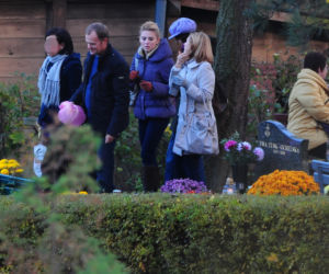 Donald Tusk z rodziną na grobie matki