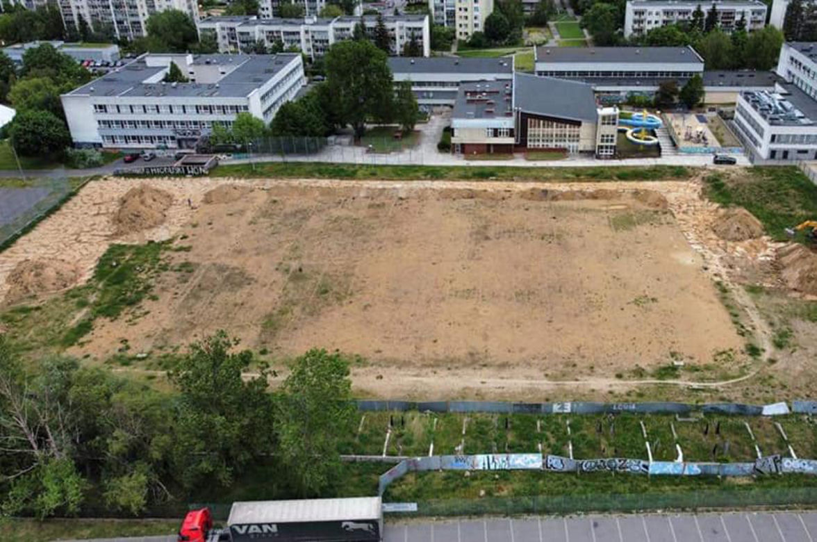 Mieszkańcy doczekają się pierwszego pełnowymiarowego boiska do piłki nożnej. "Prace idą pełna parą"