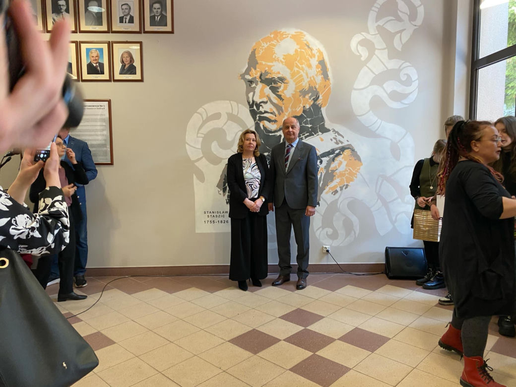 Uczniowie ZSP nr 1 stworzyli mural na ścianach szkoły. Grafika przedstawia patrona placówki