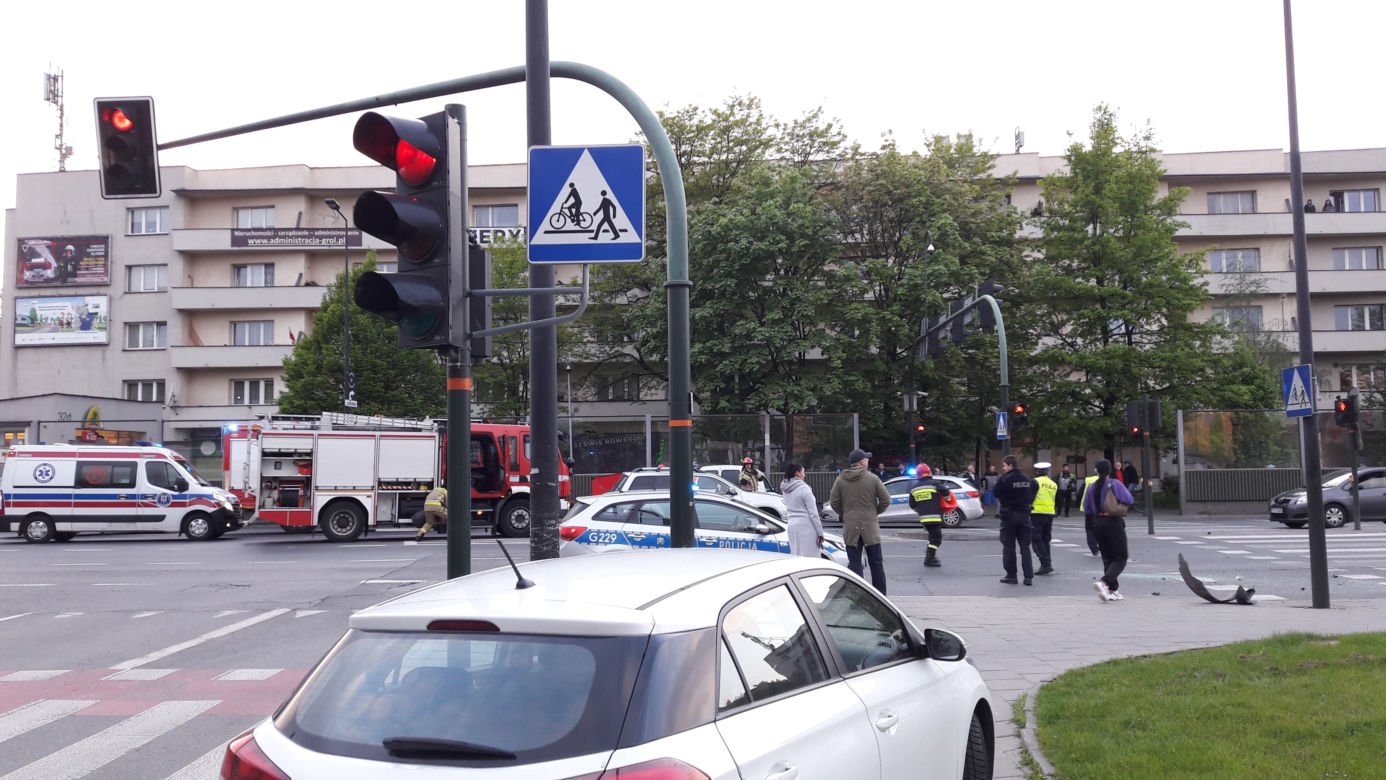 Kraków: Groźny wypadek na al. 29 Listopada, samochód na boku