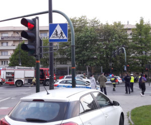 Kraków: Groźny wypadek na al. 29 Listopada, samochód na boku