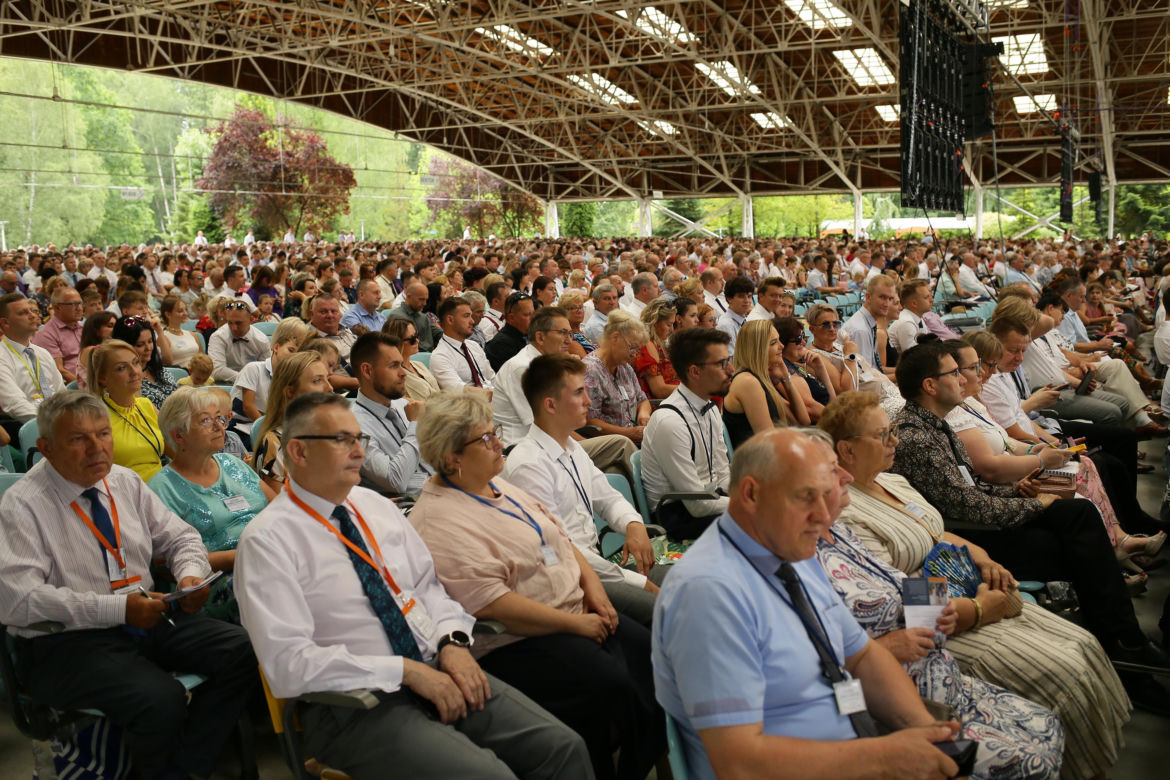 Kongres Świadków Jehowy 2024. W niedzielnych wydarzeniach wzięły udział tłumy