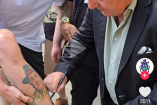 Fan zrobił sobie tatuaż z Robertem Makłowiczem. Krytyk kulinarny złożył na nim podpis!