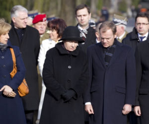 II rocznica katastrofy pod Smoleńskiem. Donald Tusk pod pomnikiem ofiar na Powązkach
