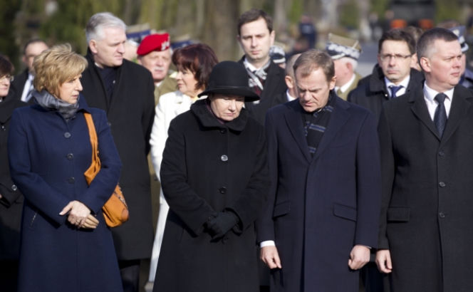 II rocznica katastrofy pod Smoleńskiem. Donald Tusk pod pomnikiem ofiar na Powązkach
