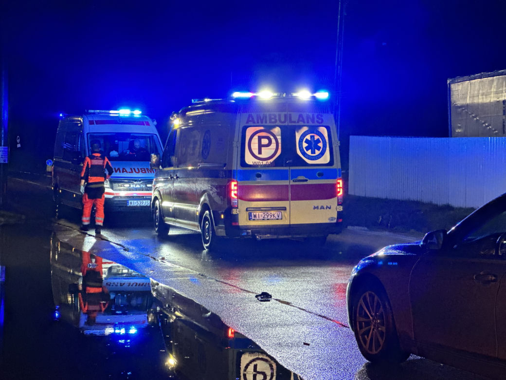Potworne potrącenie w Markach. Przechodził z butelką wódki w niedozwolonym miejscu!
