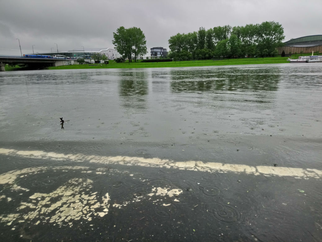 Ulewy w Krakowie 23.05.2019: Wylała Wisła, zalane są bulwary