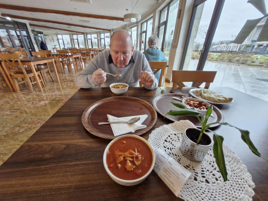 Smacznie, sycąco i niedrogo - tak zjemy w restauracji przy kościele ojca Tadeusza Rydzyka