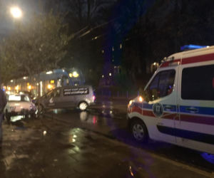 Kraków: Meleks zajechał drogę tramwajowi linii 18. Jedna osoba została zabrana do szpitala [ZDJĘCIA]