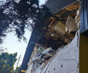 Wybuch butli z gazem w domu jednorodzinnym w Gocławiu. Poszkodowaną 35-latkę śmigłowcem LPR przetransportowano do szpitala