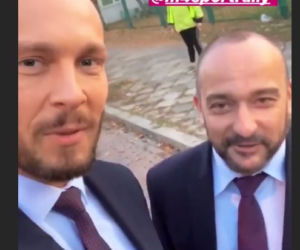 M jak miłość. Leszek Krajewski (Sławek Uniatowski) z dublerem na planie