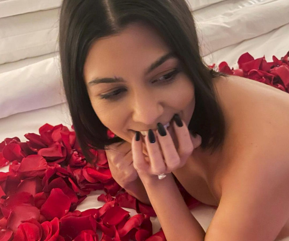 Półnaga Kourtney Kardashian chwali się pierścionkiem zaręczynowym za milion dolarów