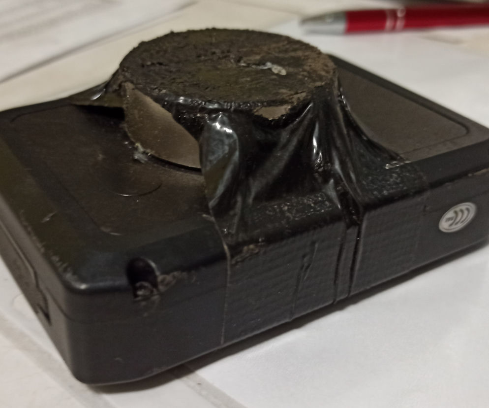 Nadajnik GPS zamontowany pod transporterem jednej z podpoznańskich hurtowni papierosów