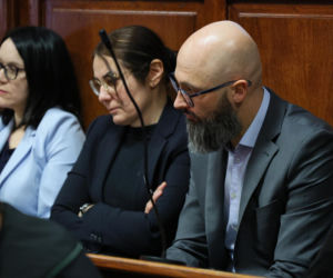 Ks. Olszewski zupełnie odmieniony, bez koloratki, z długą brodą