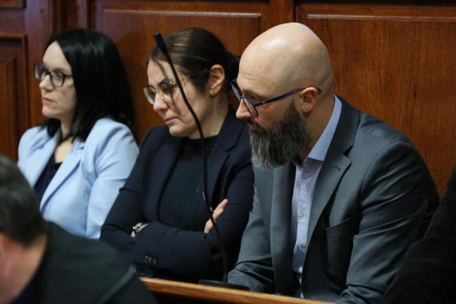 Ks. Olszewski zupełnie odmieniony, bez koloratki, z długą brodą