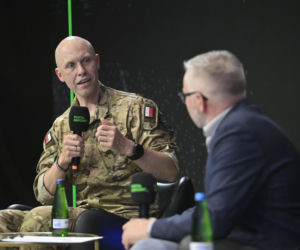Warszawskie Targi Obronne. Scena Biała. Fire chat: Gen. Chmielewski o pasji do cyberbezpieczeństwa i i ekstremalnego biegania
