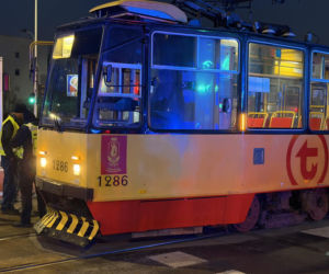 Nastolatka potrącona przez tramwaj w Warszawie. Popełniła poważny błąd