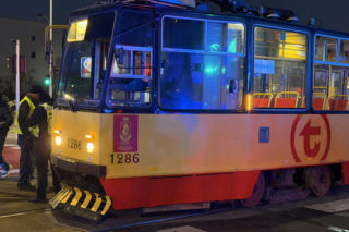Nastolatka potrącona przez tramwaj w Warszawie. Popełniła poważny błąd