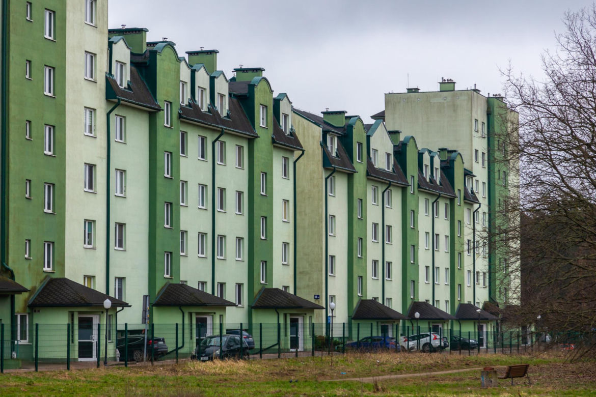 Najwęższy blok w Warszawie - zdjęcia. Zobacz budynek z Odkrytej 55C