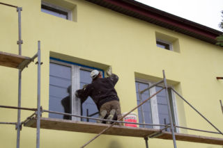 Mam nowy dom, ale muszę go docieplić – co wybrać jeśli mam ścianę z betonu komórkowego, a co kiedy styropian. Radzi architekt