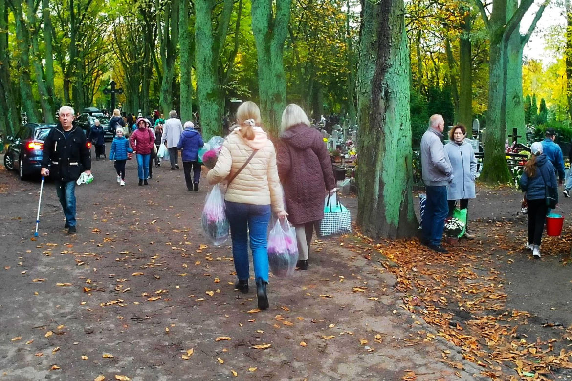 Wzmożony ruch na Cmentarzu Centralnym w Szczecinie