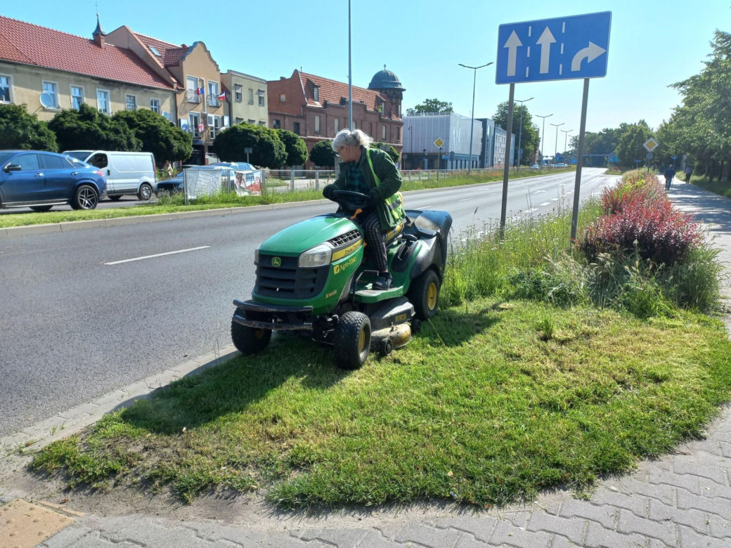 Trawniki w Lesznie wybujały. Koszą prawie codziennie [ZDJĘCIA]