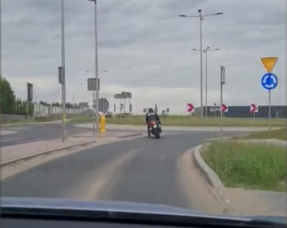 Policyjny pościg za Włochem na motorze. Nie miał prawa jazdy i przejechał na czerwonym