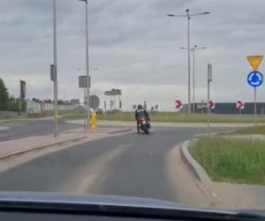 Policyjny pościg za Włochem na motorze. Nie miał prawa jazdy i przejechał na czerwonym