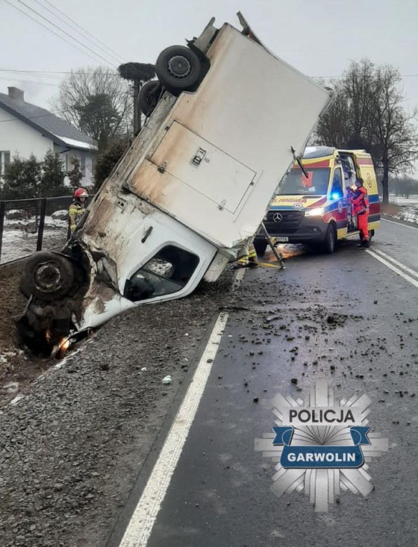 Bus wjechał do rowu i stanął w pionie