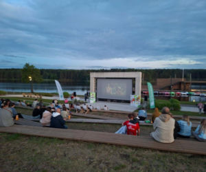 To jedyne takie kino plenerowe w Świętokrzyskiem. W Porcie Lubianka na leżakach i na kajakach