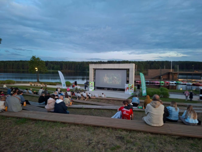 To jedyne takie kino plenerowe w Świętokrzyskiem. W Porcie Lubianka na leżakach i na kajakach