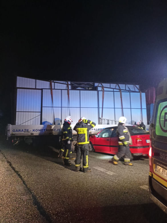 Wypadek w Orzeszu. Volkswagen wbił się w ciężarówkę