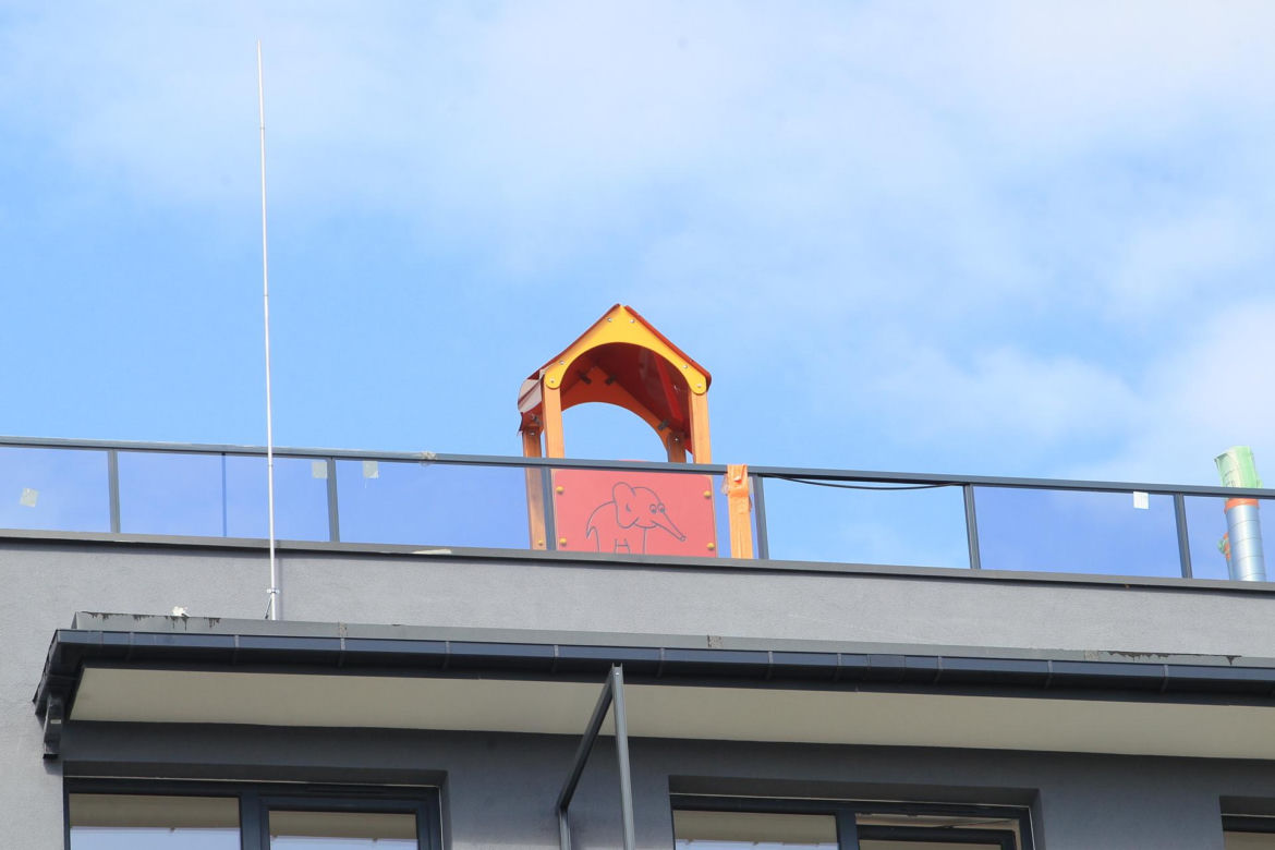 Na dachu budynku w Warszawie zbudowali plac zabaw. Deweloper zapewnia, że to bezpieczne