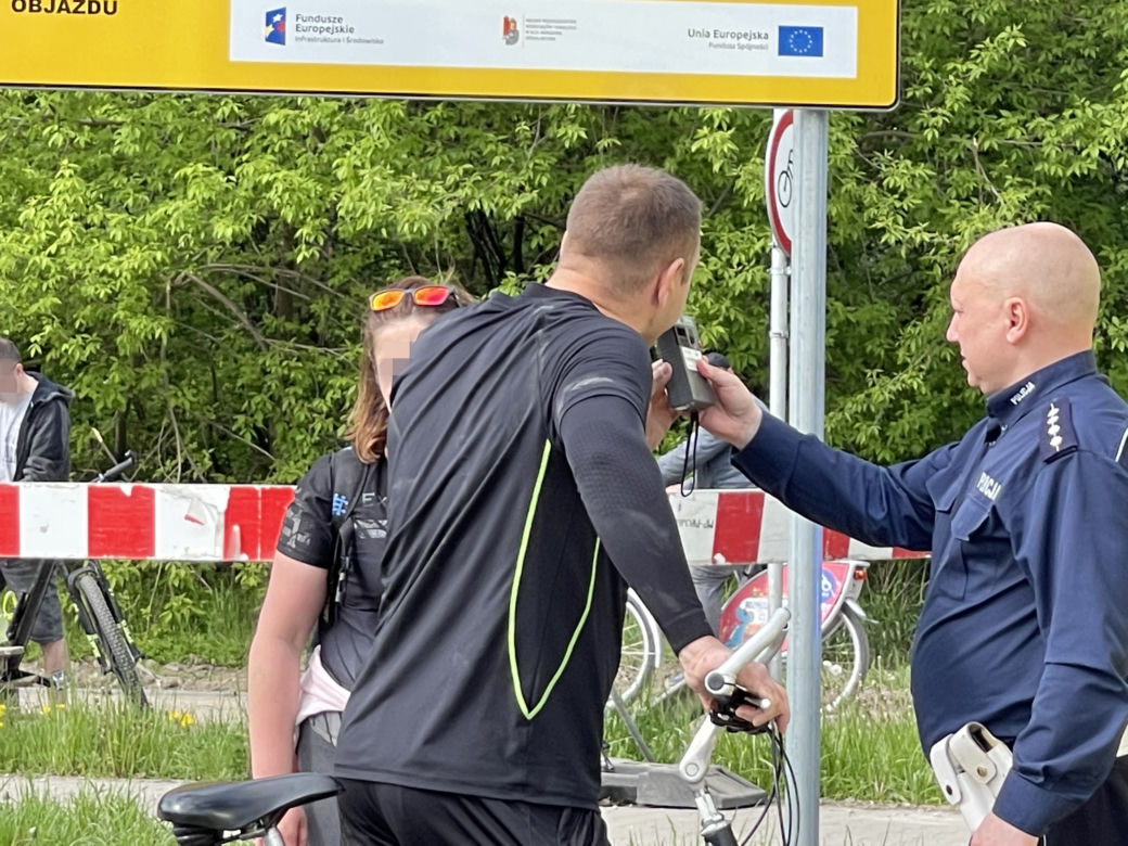 Czołowe zderzenie rowerzystów w Warszawie. Cyklista trafił do szpitala