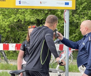 Czołowe zderzenie rowerzystów w Warszawie. Cyklista trafił do szpitala