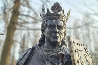 To nowa atrakcja Świętokrzyskiego. Posągi królów Polski obok legendarnego Dębu Bartka