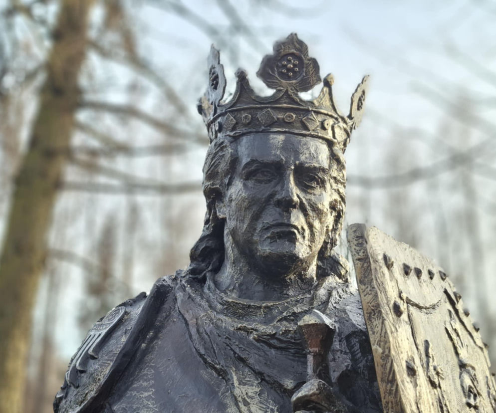 Nowa perełka Świętokrzyskiego: Posągi królów Polski obok legendarnego Dębu Bartka