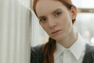 2026 rok zdominuje styl retro. Te kamizelki po babci będą modowym hitem