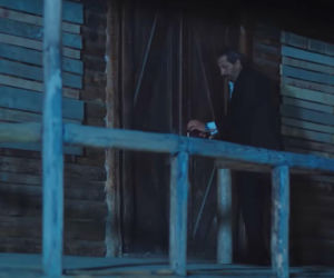 Zbir uprowadzi ją i zamknie w domku na odludziu.