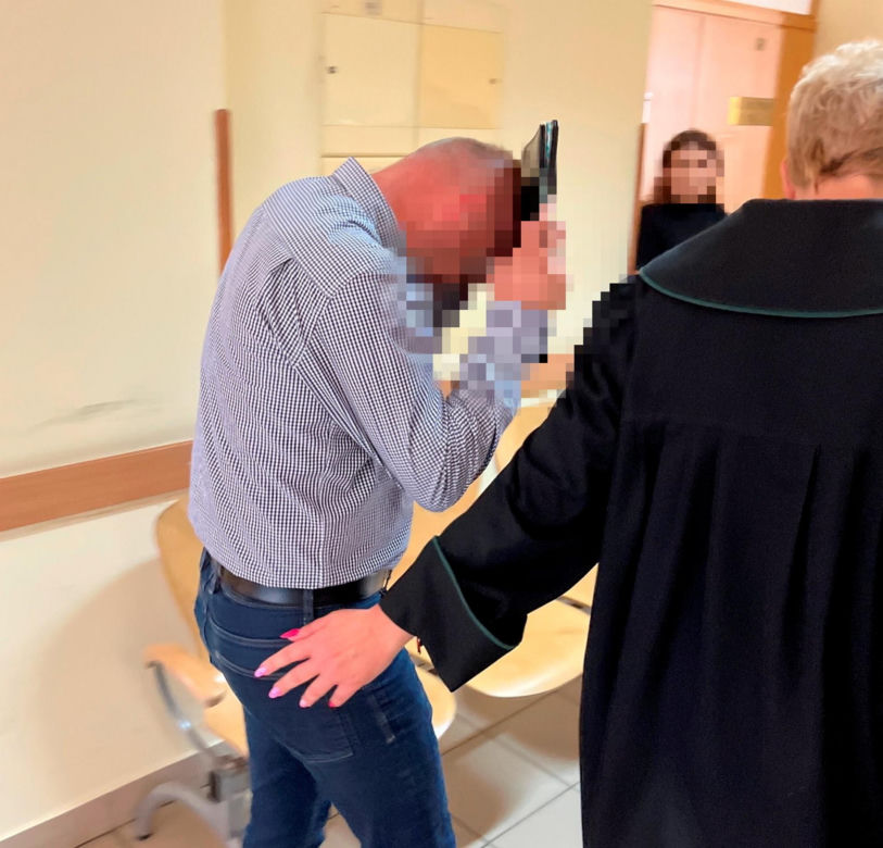 Ksiądz Artur próbował nagrać nagiego mężczyznę. Ruszył proces