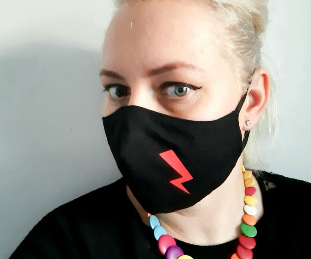 Maseczki ze znakiem błyskawicy to dzisiaj prawdziwy hit. Szyje je firma z Katowic [ZDJĘCIA]