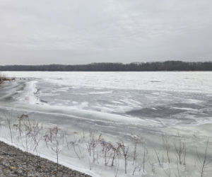 Wisła stanęła pod lodem. Zimowy spektakl w Starym Fordonie zachwyca, ale i ostrzega