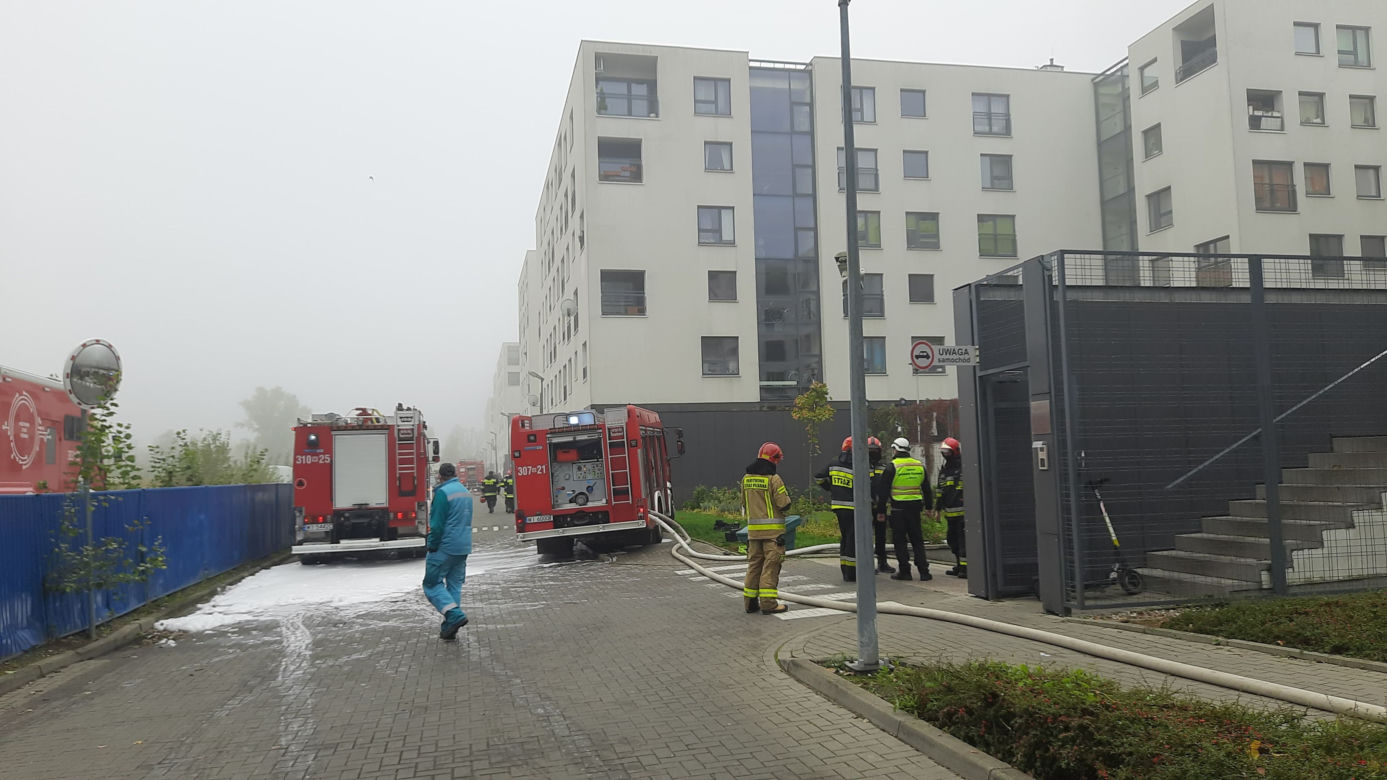 Górczewska: zapalił się samochód w garażu podziemnym. Na miejscu 45 strażaków