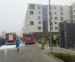 Górczewska: zapalił się samochód w garażu podziemnym. Na miejscu 45 strażaków