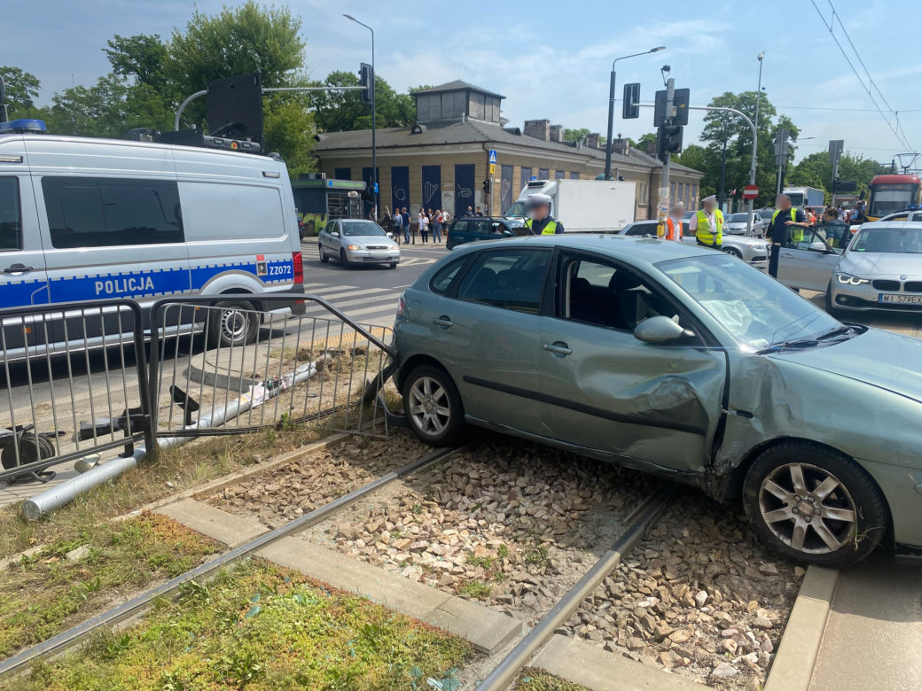 Wypadek na Grochowskiej w Warszawie. Auto zablokowało ruch tramwajowy