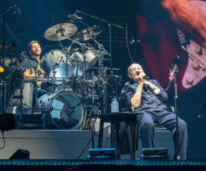Phil Collins po raz pierwszy od dawna pokazał się publicznie - w jakiej jest formie? Fani zwrócili uwagę na jeden szczegół zdjęcia
