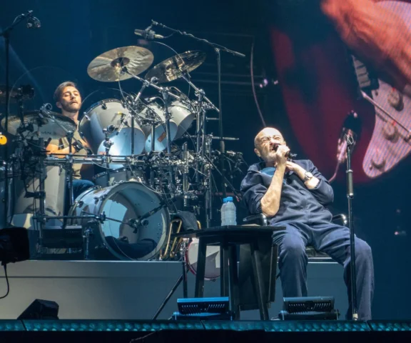 Phil Collins po raz pierwszy od dawna pokazał się publicznie! Muzyk spotkał się z Królem Karolem