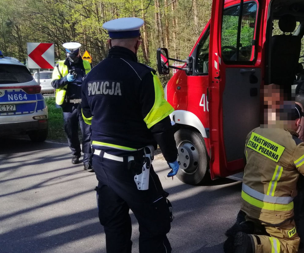 Jazda bez uprawnień i promilami zakończyła się wypadkiem. Toyota Yaris zatrzymała się na drzewie