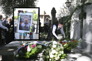 Niezwykła urna na pogrzebie słynnego komentatora. Żałobnicy patrzyli z wielkim smutkiem. Poruszające zdjęcia